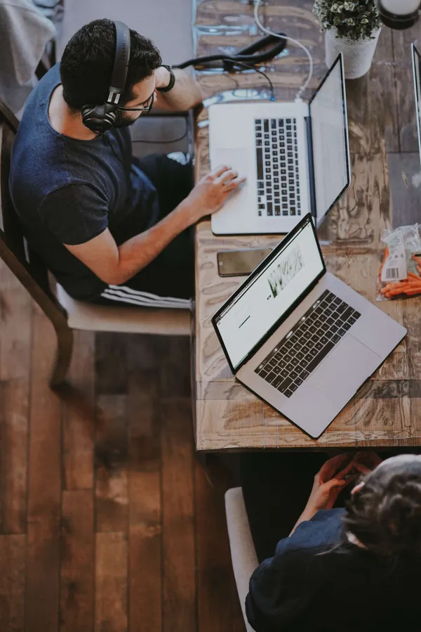 Sesión de trabajo y desarrollo de software en Gnosyst Group